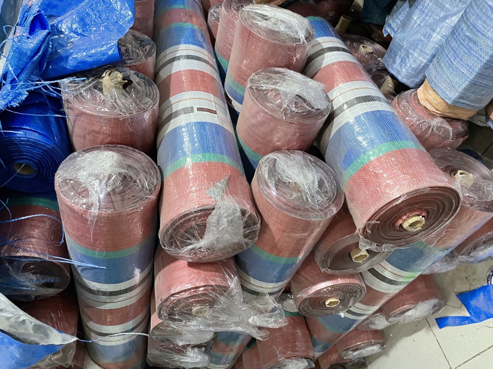 Fasilitas manufaktur pabrik terpal di Surabaya